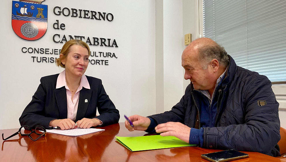 La consejera de Cultura, Eva Guillermina Fernández, y el alcalde de Villacarriedo, Ángel Sáinz