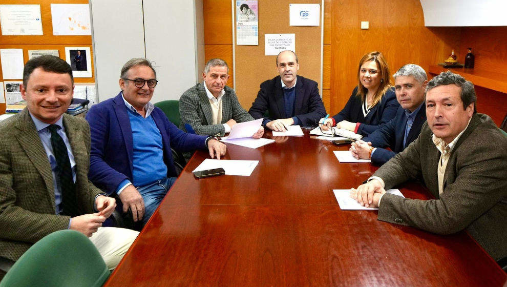 Diputados regionales del PP y senadores populares se reúnen para hablar de la 'Ley Feijóo' antiokupación
