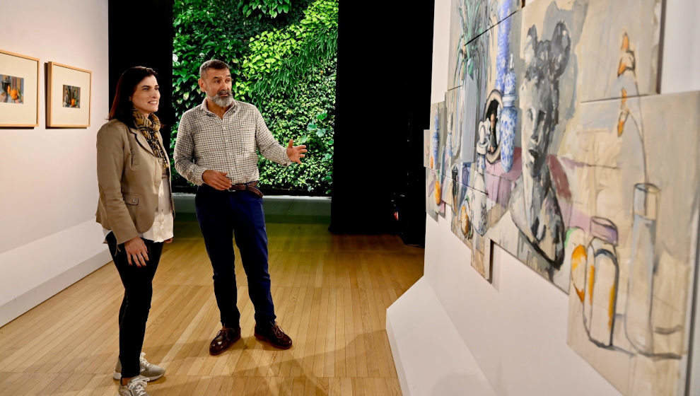 La alcaldesa de Santander, Gema Igual, visita en el centro cívico de Tabacalera la exposición 'Dutch Letters', del pintor Pablo Burgos, que está junto a ella