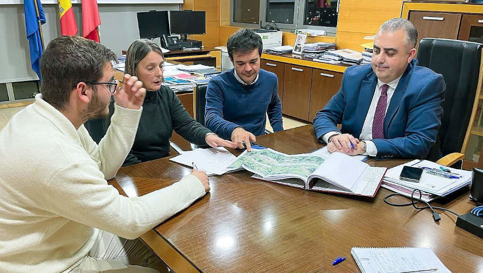 El consejero de Fomento, Ordenación del Territorio y Medio Ambiente, Roberto Media, se reúne con representantes de la Junta Vecinal de Sarceda (Tudanca)