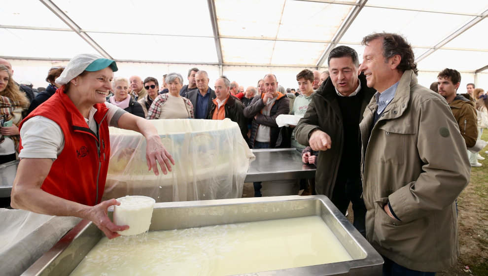 Feria de la Leche de Ruiloba, donde este domingo se ha batido el récord del queso fresco más grande de España