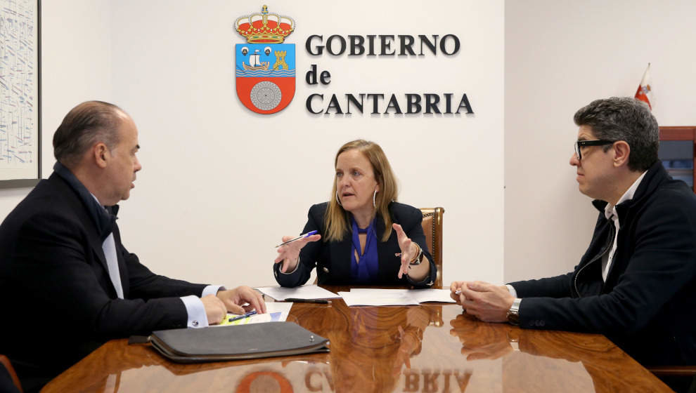 La consejera de Presidencia, Isabel Urrutia, se ha reunido con el presidente del Colegio de Ciencias Políticas y Sociología , Francisco Sierrra, y con Alberto Martínez, un miembro de la junta de gobierno del colegio homólogo de la Comunidad de Madrid