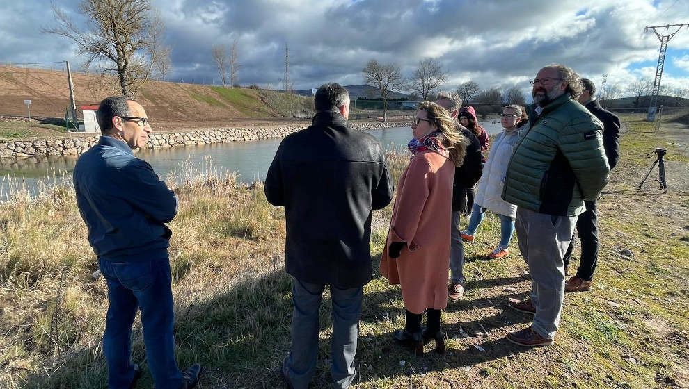 La delegada del Gobierno en Cantabria visita las obras de la CHE en la confluencia del Híjar y Ebro