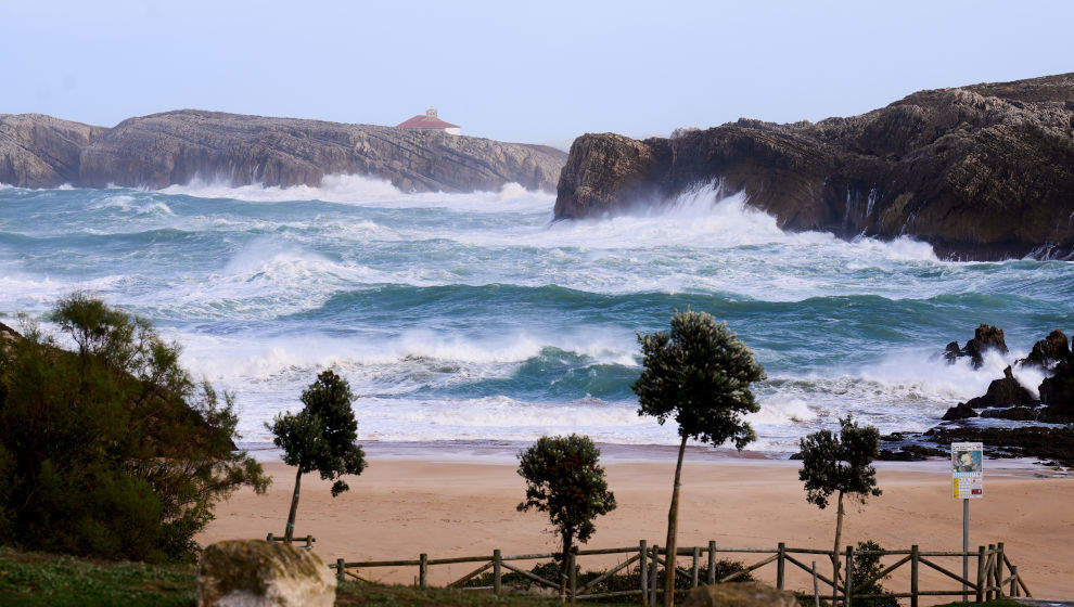 Olas rompiendo en Santander