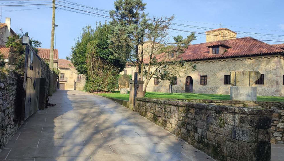 Santillana del Mar, entonro del Museo Jesús Otero y albergue municipal