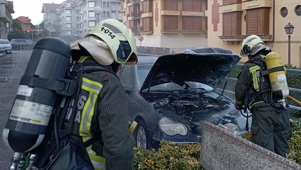 Bomberos del 112 sofocan un vehículo incendiado en Noja