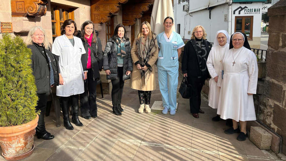 Visita al depósito de farmacia instalado en la residencia Felix de las Cuevas de Potes