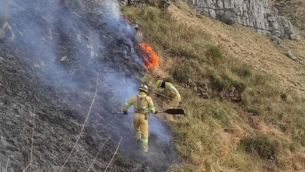 Cantabria mantiene controlado el incendio forestal en Picos de Europa