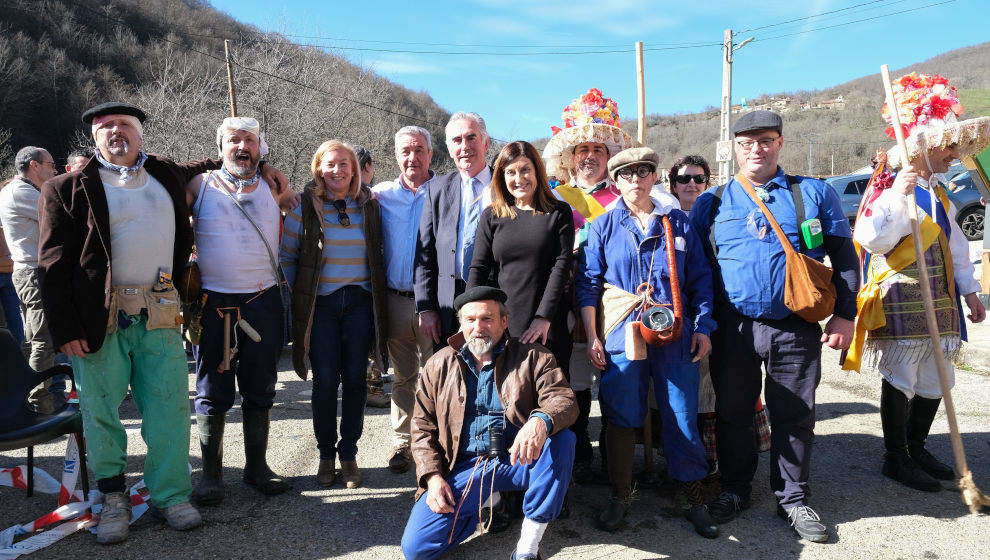 La presidenta del Gobierno de Cantabria, María José Sáenz de Buruaga, asiste al Carnaval de Los Zamarrones