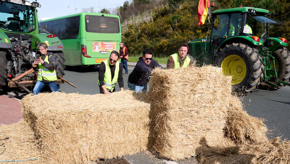 Balas de paja en Colindres durante la décima quinta jornada de protestas de los tractores en las carreteras españolas



FOTO: Juanma Serrano