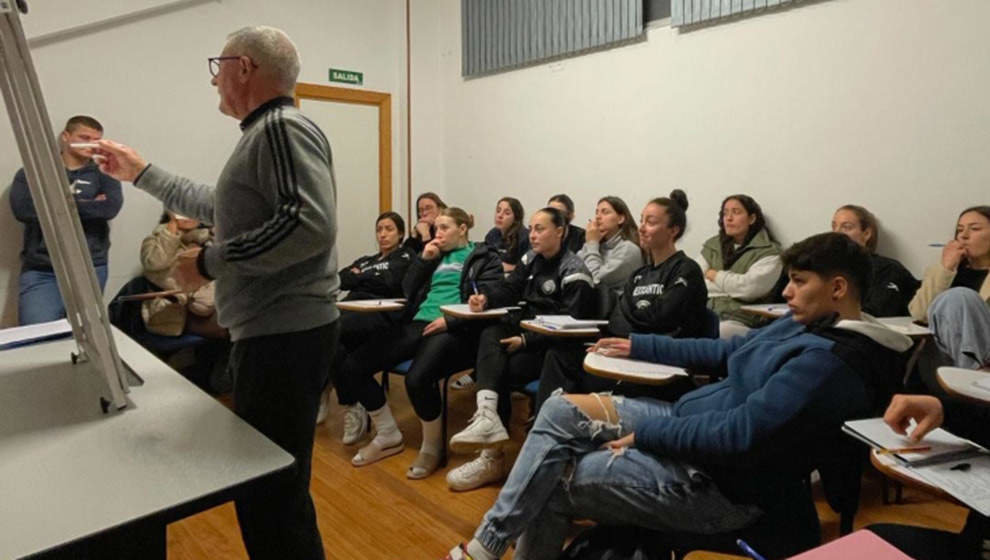 El nuevo entrenador del Uneatlantico Pereda, Luis Toscana