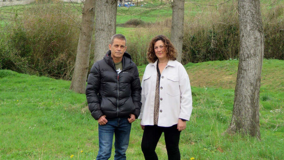 La concejala de Medio Ambiente de Suances, Ana Santiago, y el presidente de la Asociación Proyecto Ría San Martín, Abel Ojugas, visitan el parque de El Espadañal, donde se han instalado cajas nido para las aves nocturnas autóctonas