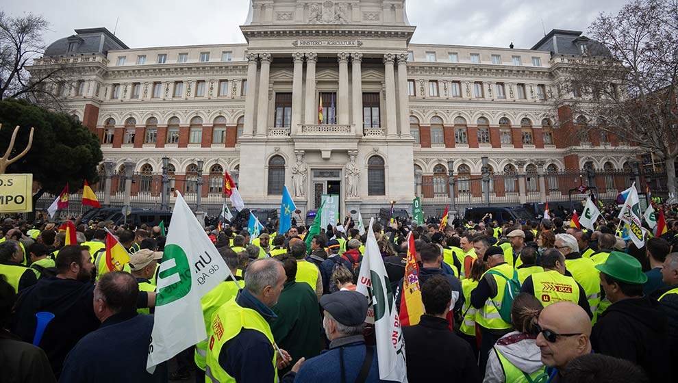 Decenas de agricultores protestan frente al Ministerio de Agricultura