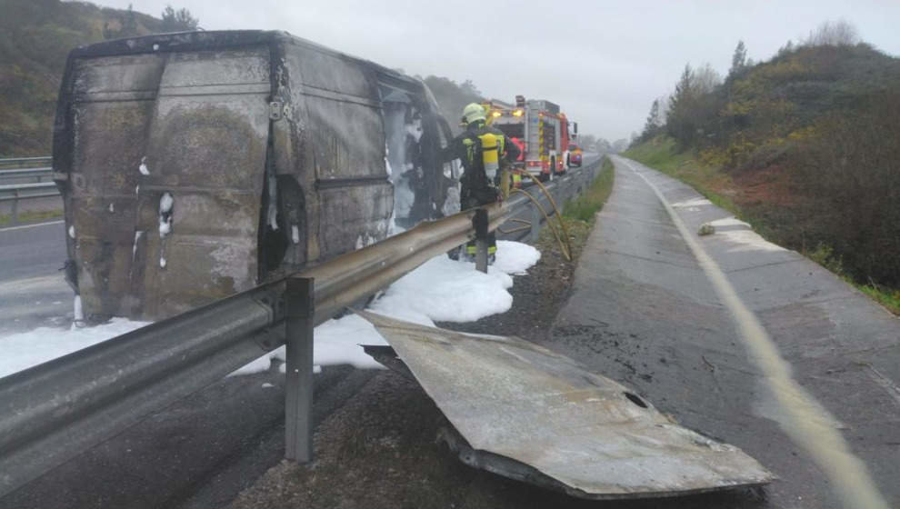 Una furgoneta queda totalmente calcinada tras incendiarse en la carretera de Penagos