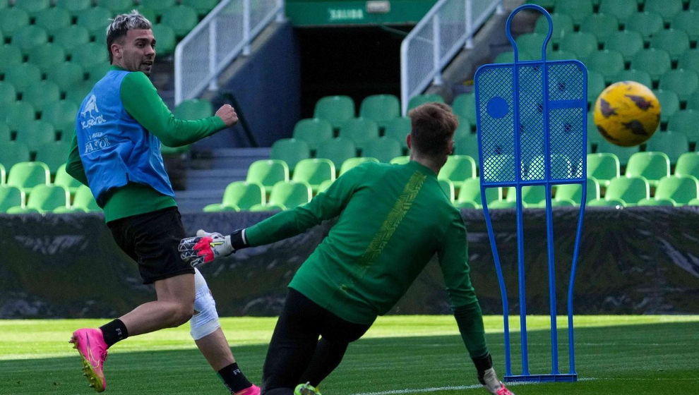 El delantero del Racing, Juan Carlos Arana, durante un entrenamiento