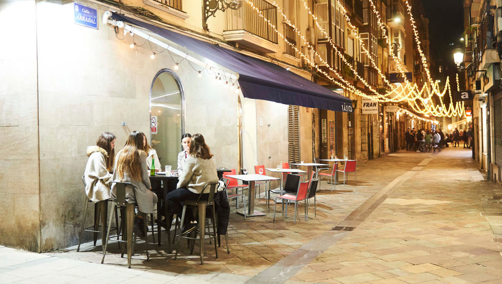 Comensales sentados en la terraza de un establecimiento de Santander