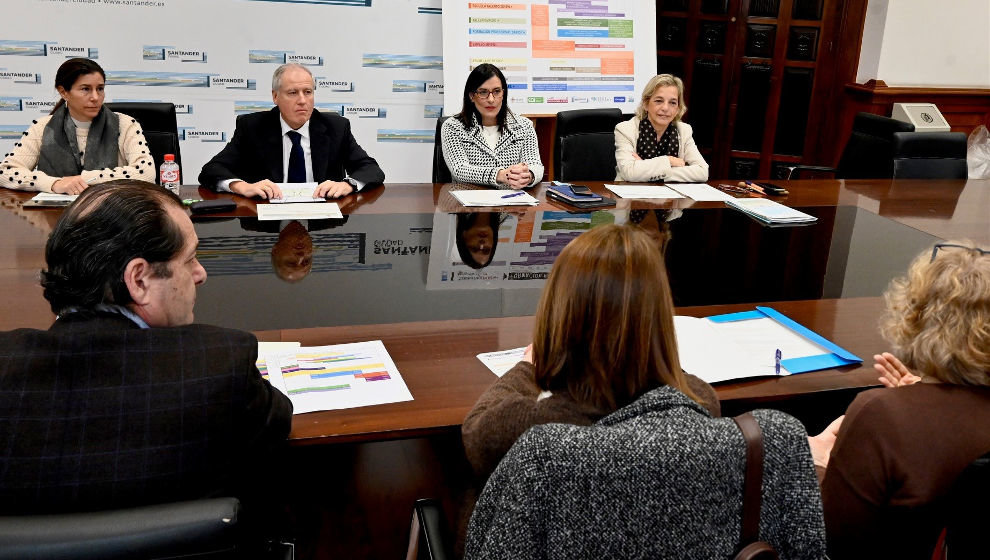 En el centro, la alcaldesa de Santander, Gema Igual, junto al consejero de Empleo, Eduardo Arasti, y la concejala del ramo, Isabel Gómez Barreda, presentan el programa de formación para el empleo del Ayuntamiento para 2024