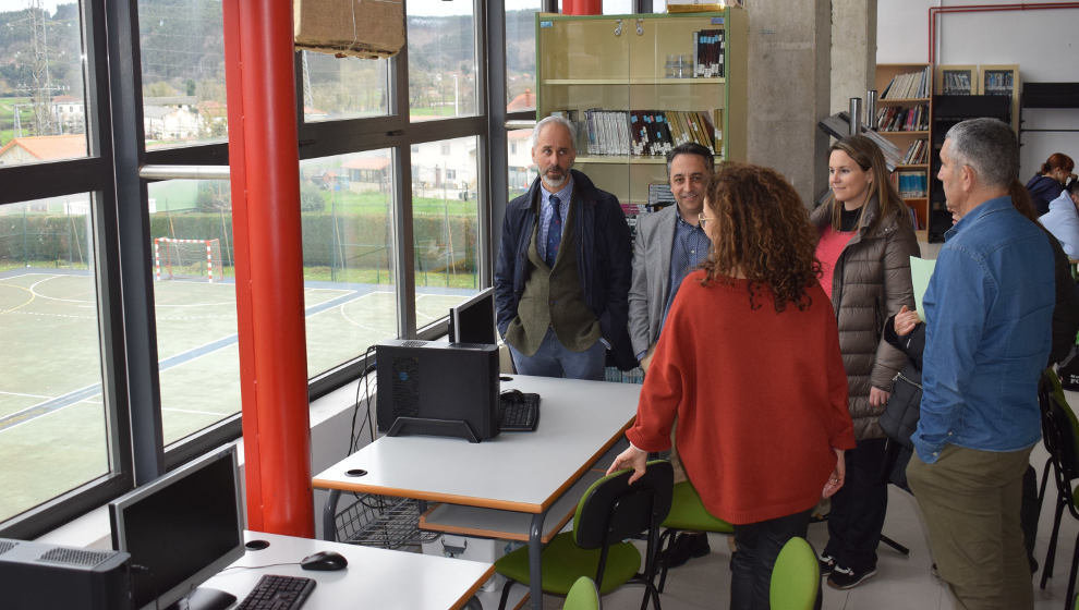 El consejero de Educación, Sergio Silva, en una visita al IES Valle de Piélagos junto con el alcalde, Carlos Caramés, y representantes del centro