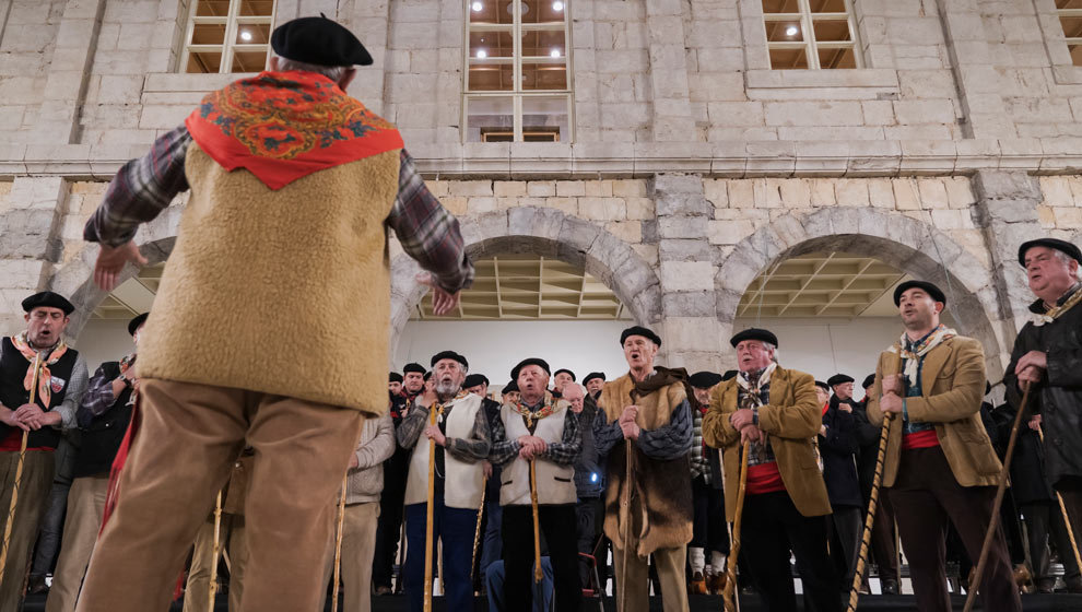 Canto de las marzas en el Parlamento de Cantabria