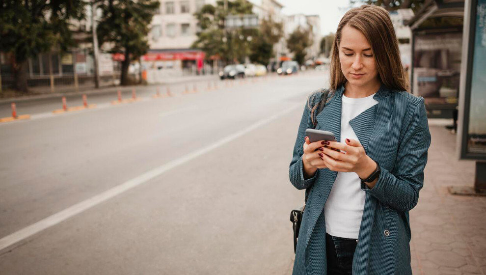 Una mujer con un teléfono