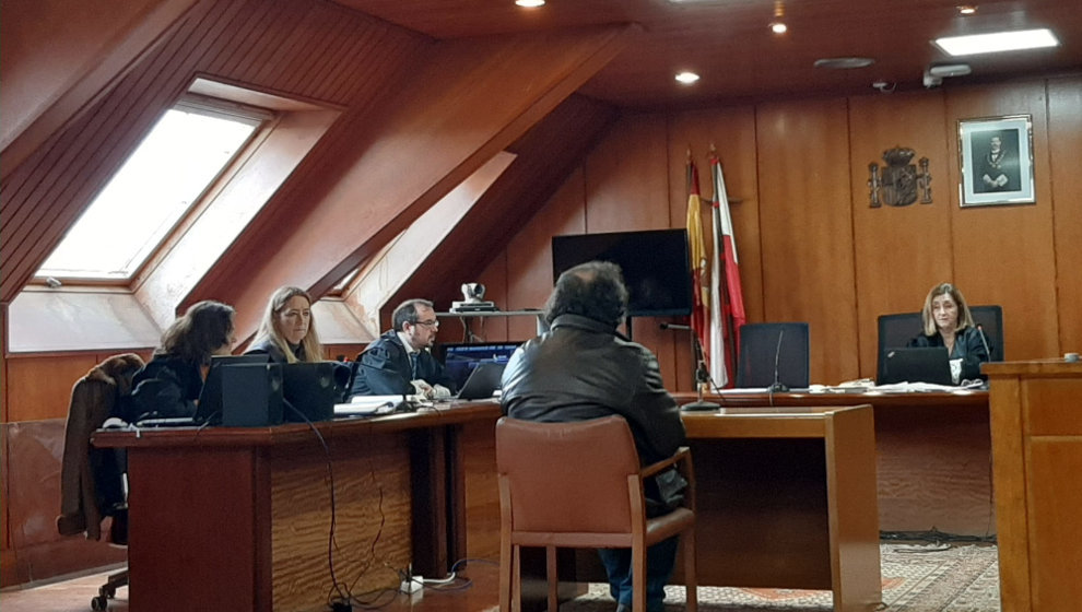 Un hombre acusado de homicidio por omisión, por abandono y desatención de su madre hasta que falleció, en el juicio con jurado contra él en la Audiencia de Cantabria