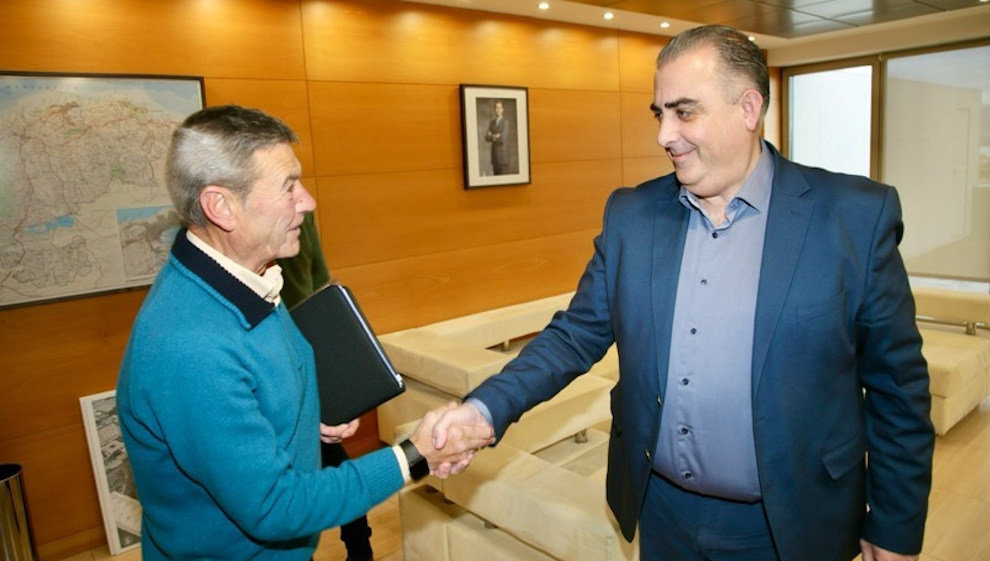 El consejero de Fomento, Roberto Media, recibe al alcalde de Herrerías, Ramón Cuesta. Foto: Nacho Romero.