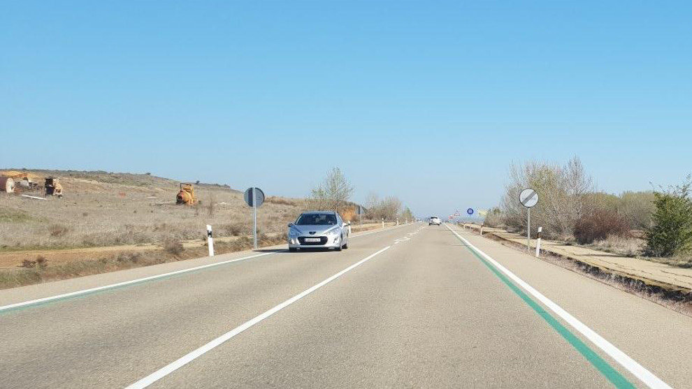 Línea verde en la carretera | Foto: SocialDrive