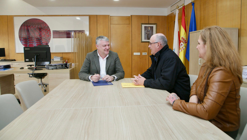 El consejero de Economía, Luis Ángel Agüeros, se reúne con el alcalde de Arredondo, Leoncio Carrascal