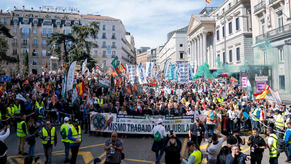 Cientos de personas durante una manifestación de guardias civiles y policías