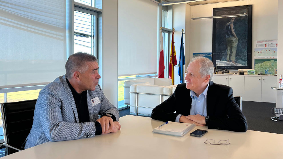 El consejero de Industria, Eduardo Arasti, se reune con el alcalde de Argoños, Juan José Barruetabeña