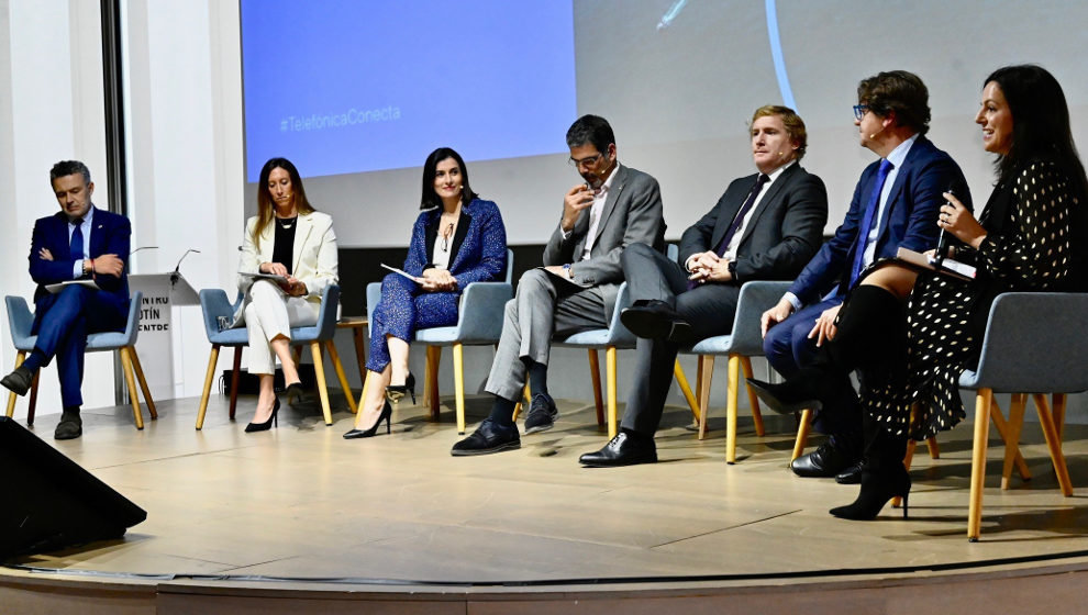 Los alcaldes de Santander, Logroño, San Sebastián, Badajoz, Fuenlabrada, y la vicealcaldesa de Gijón, en una mesa redonda sobre la transformación digital de las ciudades