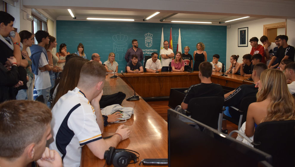 Fotografía de archivo de una de las reuniones celebradas en Piélagos para trabajar en la redacción de las bases que regularán la creación de las nuevas peñas