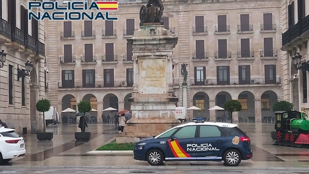 Coche de Policía Nacional en el centro de Santander