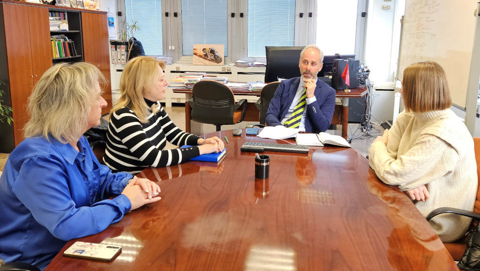 Reunión del consejero de Educación, Sergio Silva, con la alcaldesa de Entrambasaguas, María Jesús Susinos