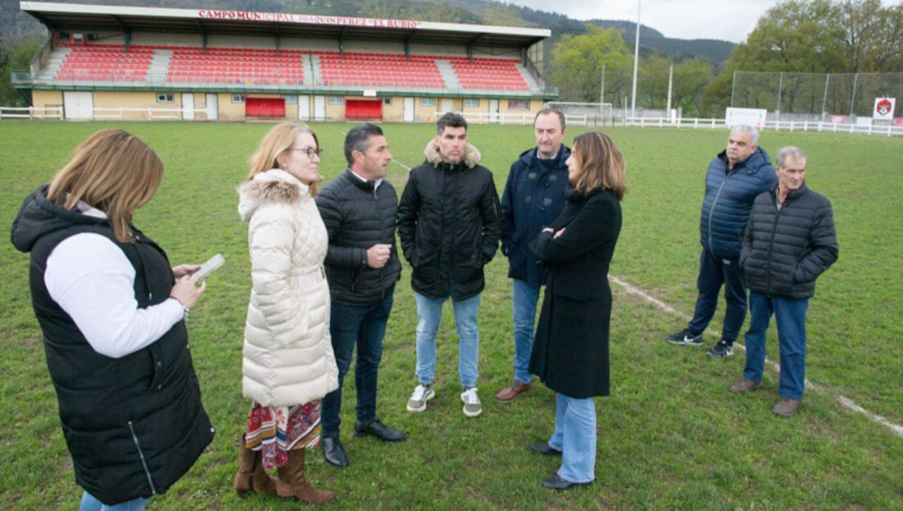 Eva Guillermina Fernández observa el césped del campo de fútbol de Villasevil, situado en Santiurde de Toranzo  