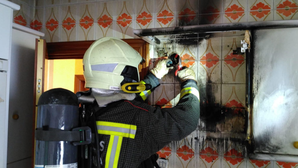 Los bomberos tras el incendio de una cocina en Laredo