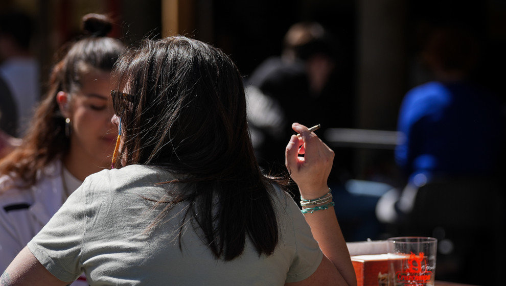 Una persona fumando en una terraza