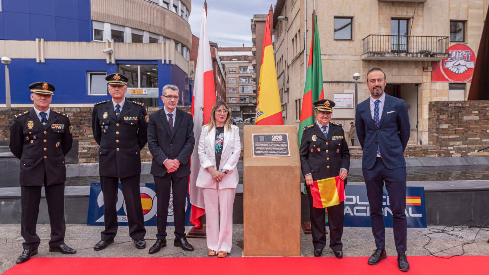 Acto de descubrimiento de una placa en honor a la Policía Nacional