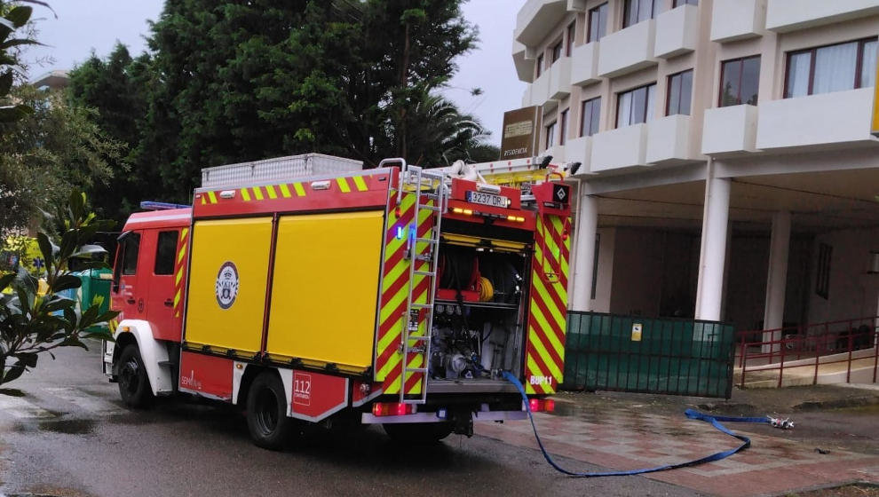  Un camión de los bomberos del 112 junto a la residencia de mayores de Santoña donde ha ocurrido el suceso 