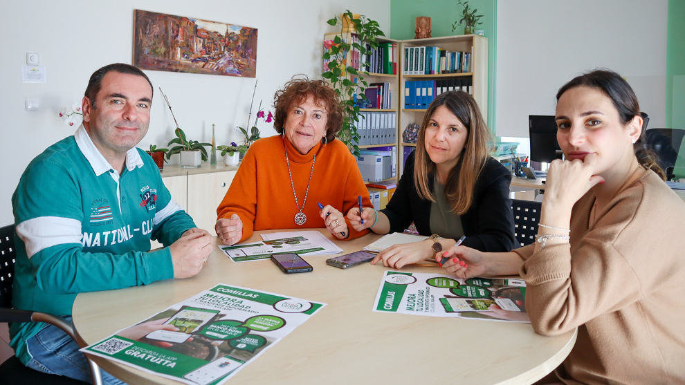 La alcaldesa de Comillas, María Teresa Noceda Llano, junto a los concejales María Luisa Iglesias, Julián Rozas, Vanesa Sánchez y Mirta Peña durante la presentación de la App Línea Verde