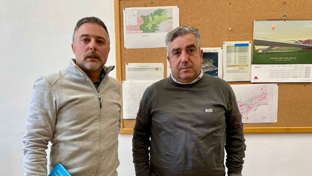 El concejal Agustín Navarro y Sergio Peña, de la Mesa de Movilidad Bahía de Santander