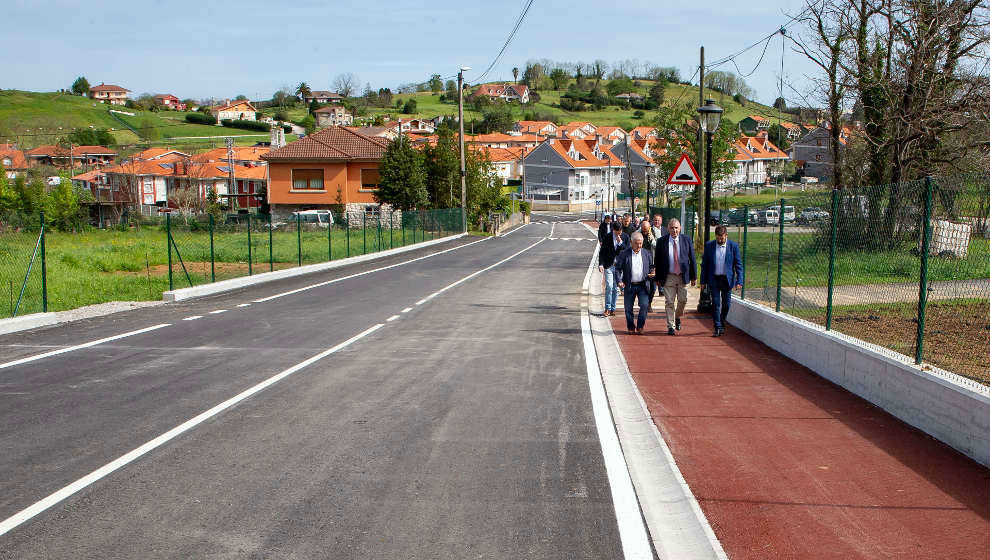 Inauguración de la ampliación de un vial y un aparcamiento en Liaño