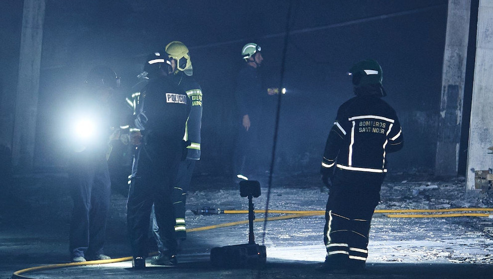 Los bomberos inspeccionan el garaje de la calle José María Cossío