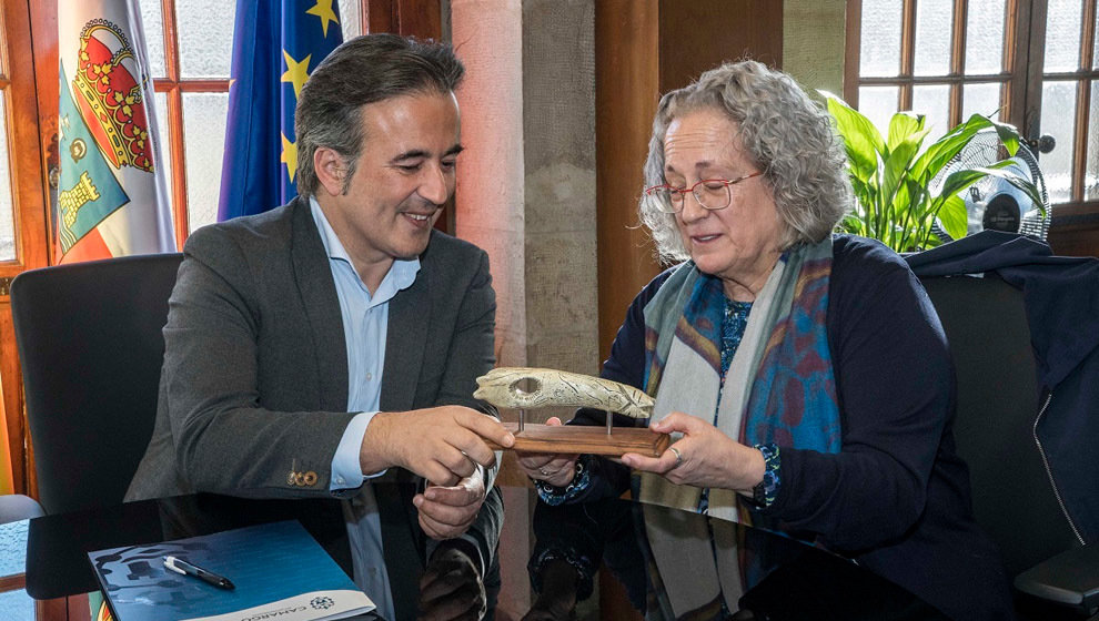 El alcalde de Camargo, Diego Movellán, y la coordinadora estatal de la Red de Escuelas Asociadas de la UNESCO en España, Luisa Márquez