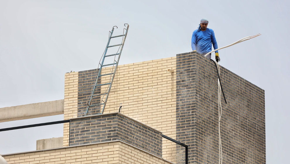 Un operario trabajando en la construcción