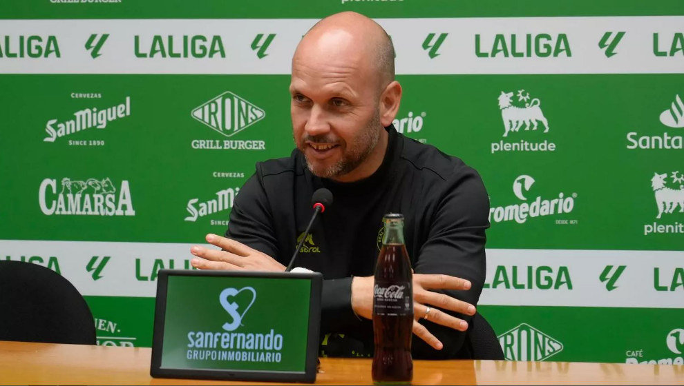 El entrenador del Racing, José Alberto, durante la rueda de prensa