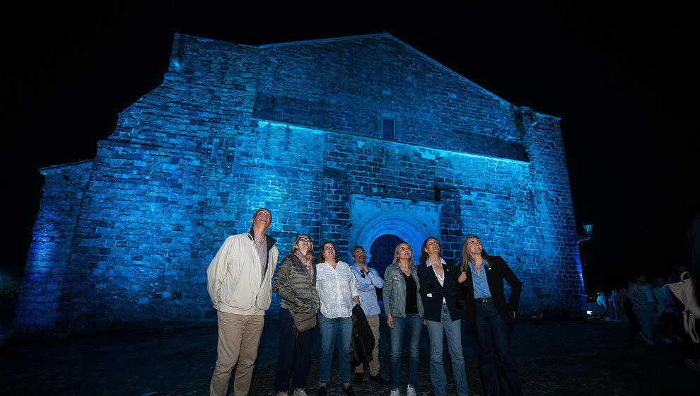 La consejera de Cultura, Turismo y Deporte, Eva Guillermina Fernández, asiste a la instalación artística de luz monumental 'Caminando al Lignum Crucis' incluída en la clausura del Año Jubilar Lebaniego 2023-2024