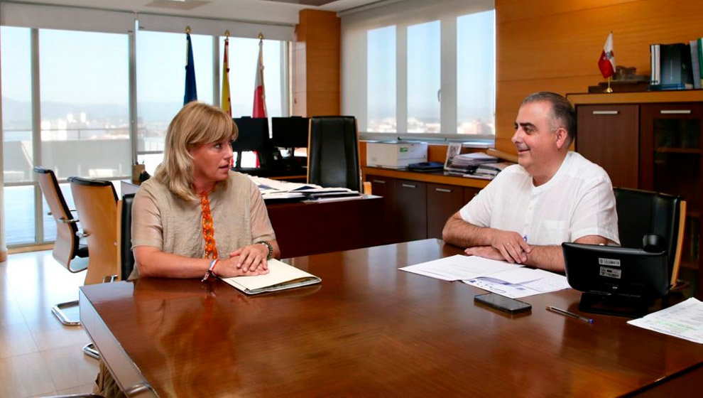 El consejero de Fomento, Ordenación del Territorio y Medio Ambiente, Roberto Media, y la alcaldesa de Polanco, Rosa Díez, durante el encuentro institucional