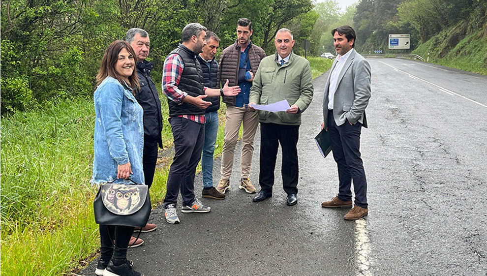 El consejero de Fomento, Roberto Media, y el alcalde de Ribamontán al Monte, Joaquín Arco, en la zona donde se instalará la parada de autobus