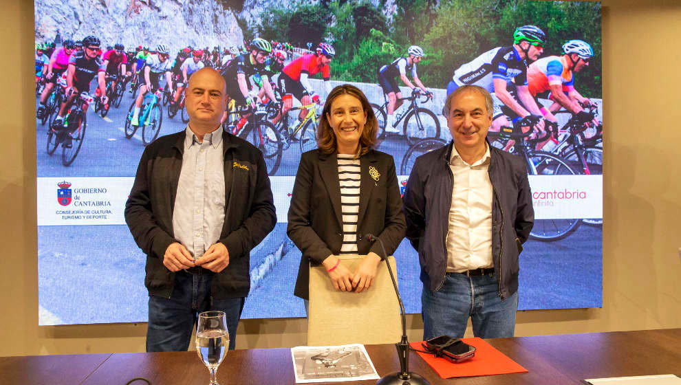 La directora general de deportes, Susana Nuñez, acompañada del alcalde de Potes, Francisco Javier Gómez Ruiz, y el gerente de Sportpublic, Domingo Agudo Imaz, presentan la Lebaniega Jubilar Bike 2024